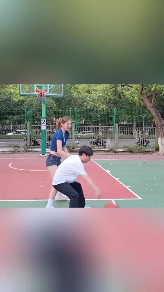 集夢(mèng)會(huì)長(zhǎng)背打一米8的女生，這是真打球?。? style=