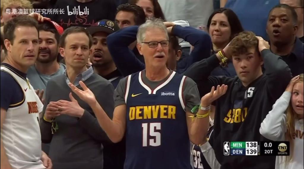 導(dǎo)火索？回顧此前掘金對(duì)陣森林狼，威少送出三分犯規(guī)后的眾生相！