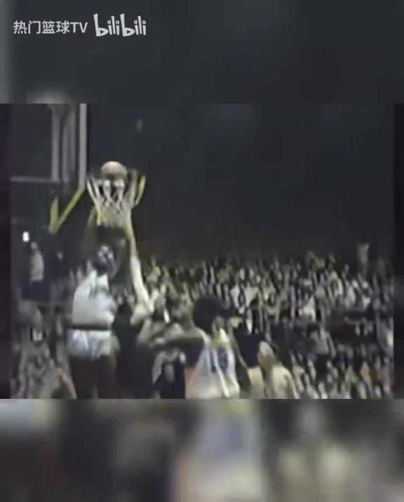 這是怪物嗎？張伯倫高中時(shí)期是怎么打球的？校園里的明星！