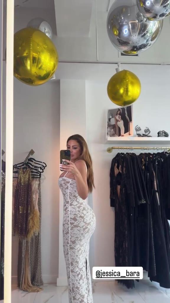 徐娘半老！皮蓬前妻穿吊帶裙自拍，這身材也太炸裂了！