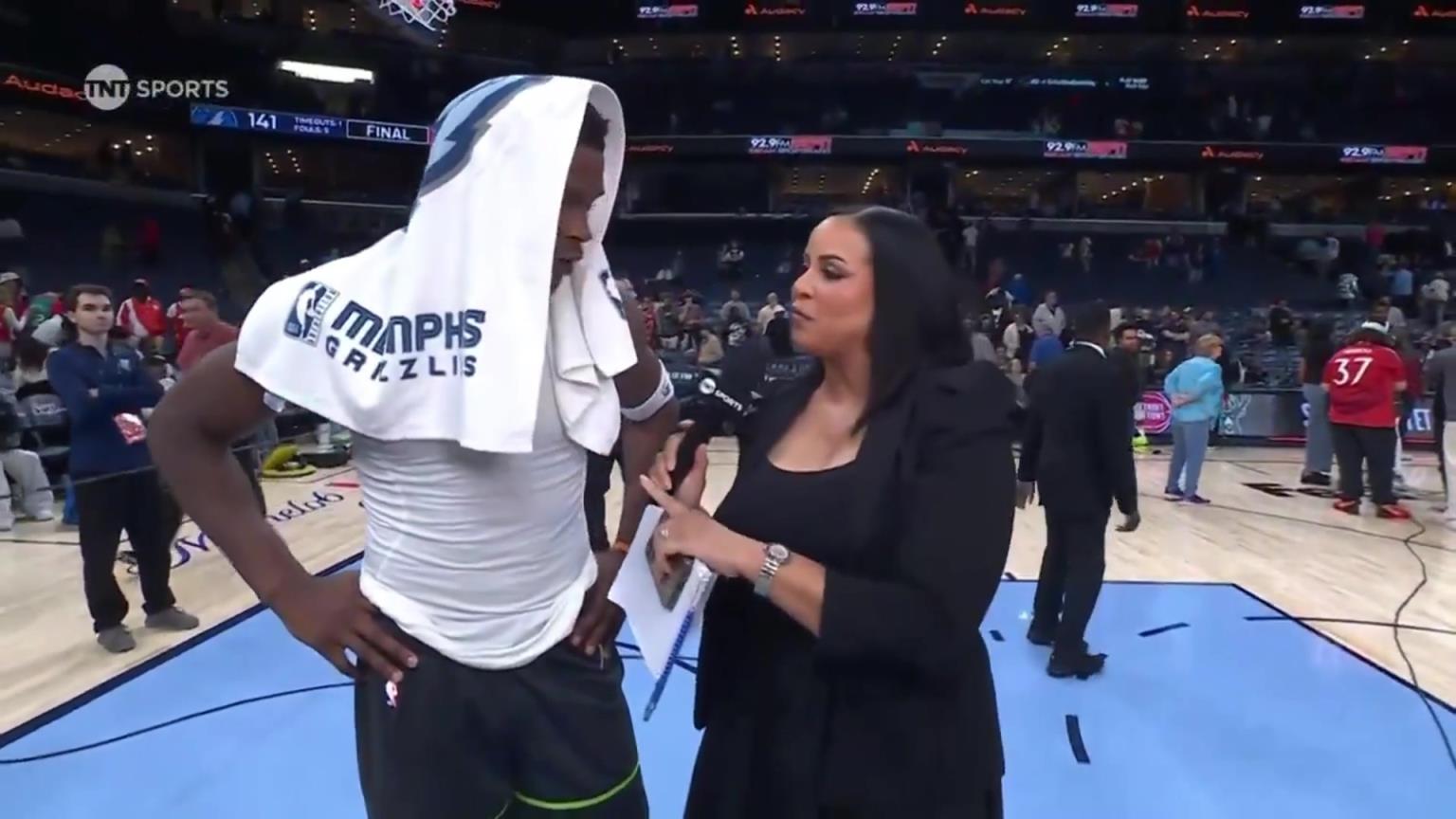 華子賽后接受一位豐滿女記者的采訪！