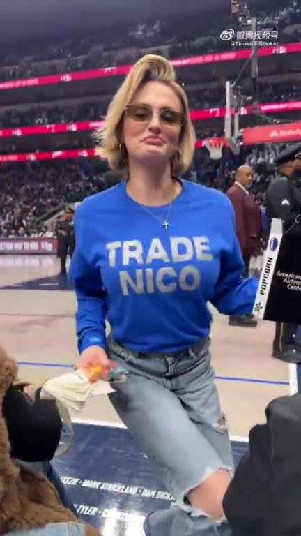 主場(chǎng)不準(zhǔn)球迷打印“解雇Nico”標(biāo)語(yǔ)，女球迷就出此下策