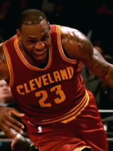 老詹這恐怖的大體格，完美詮釋什么叫“人型坦克”！