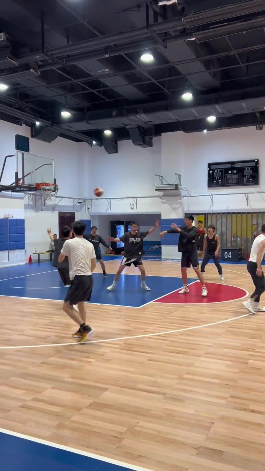 對(duì)手回家后：老婆，我今天在野球場(chǎng)匹配到巔峰馬刺隊(duì)了！