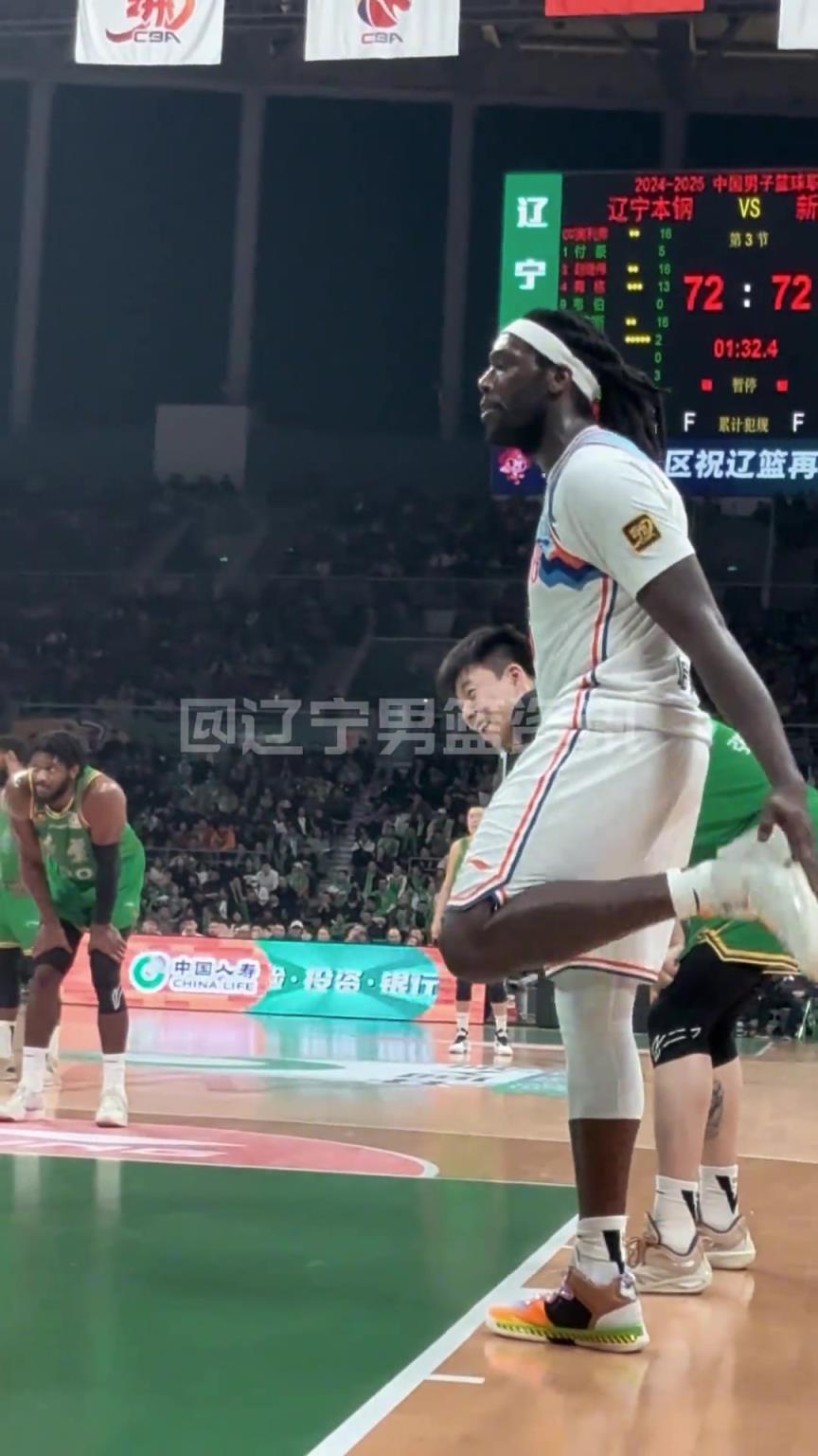 哈雷爾狂噴奧利弗：我會(huì)在澳洲干你小子！裁判吹T送他離場(chǎng)