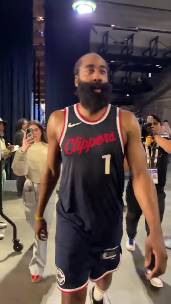 爆砍39分！哈登賽后走入球員通道氣喘吁吁：今天是場(chǎng)艱苦的戰(zhàn)斗