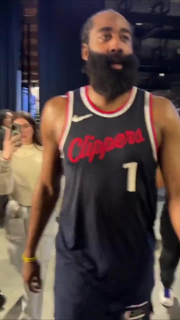 贏了！哈登賽后走回更衣室在球員通道和工作人員一一擊掌慶祝