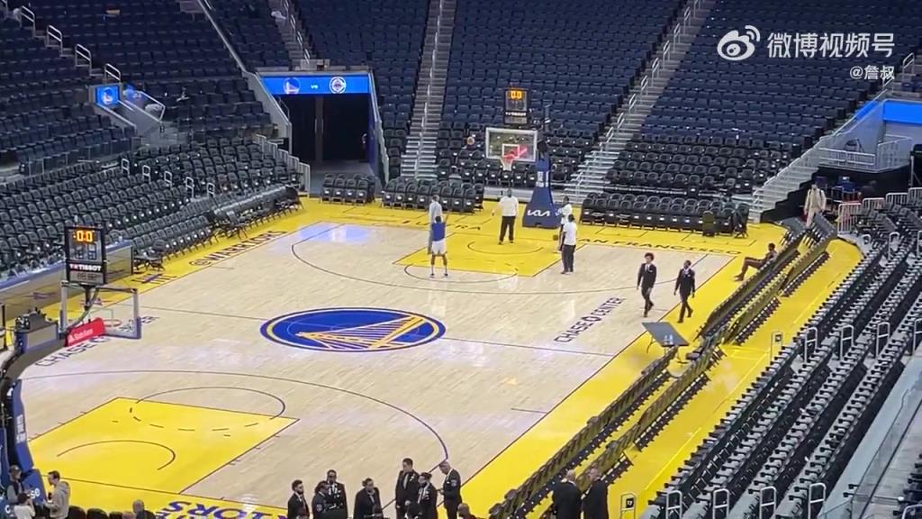 今天沒有得到出場機會！庫明加賽后還留在場地練習投籃