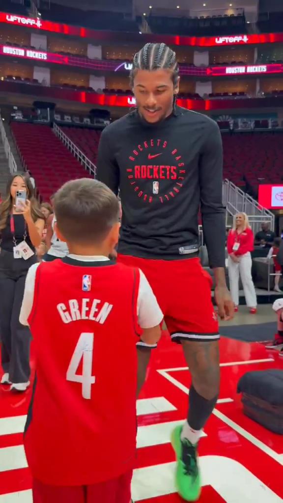 暖心偶像！小球迷賽前得到杰倫格林親簽球鞋球衣