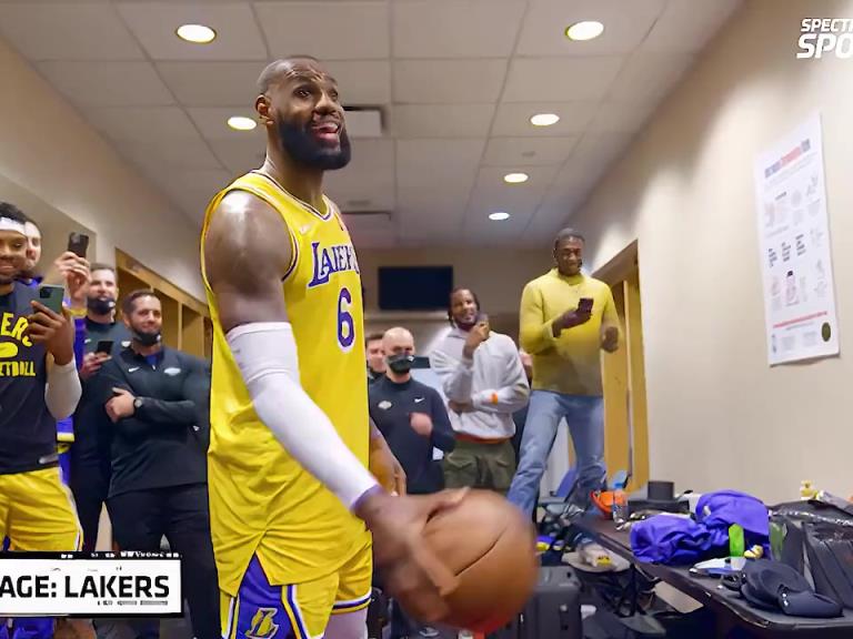 里弗斯絕殺之后湖人隊(duì)的更衣室氛圍，簡(jiǎn)直不要太和諧?。? style=