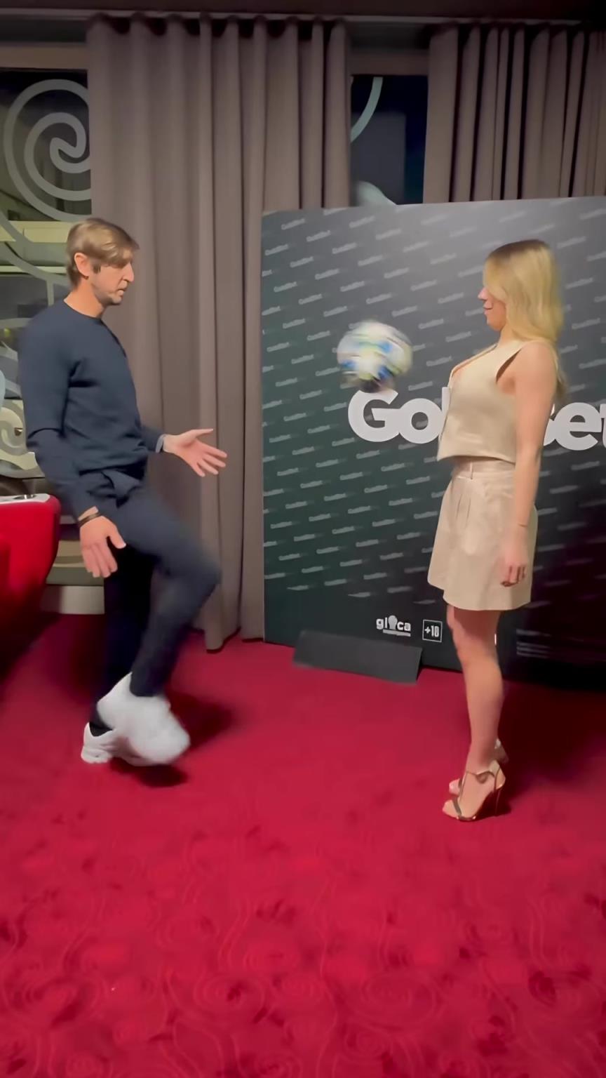 女記者和安布互相顛球有時(shí)太豐滿(mǎn)感覺(jué)也不好顛球啊~