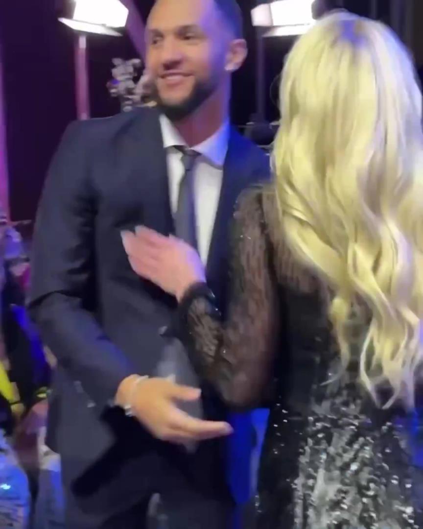 身材姣好！薩格斯的女友海莉被芝加哥天空選中！兩人接吻慶祝