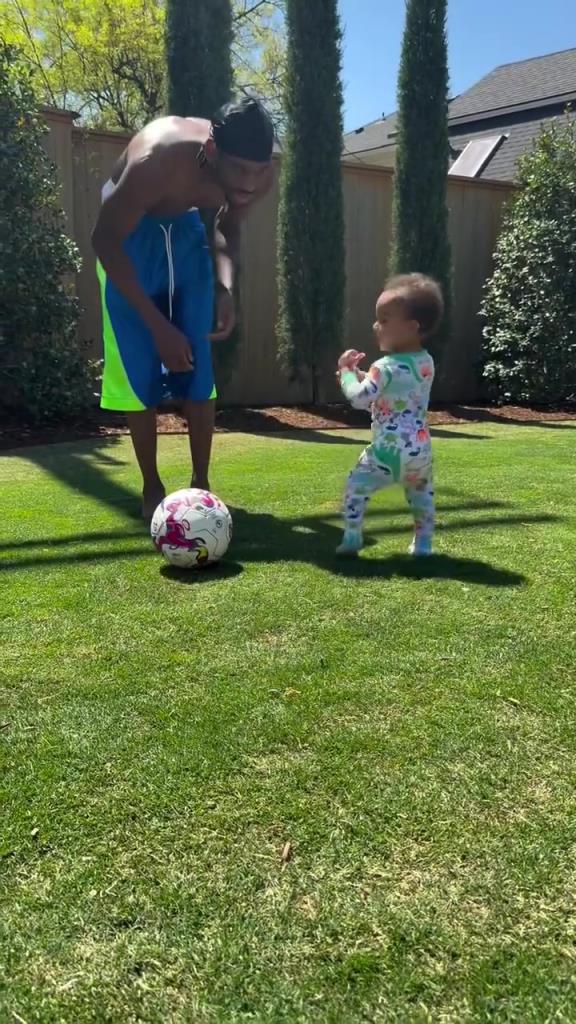 足球要從娃娃抓起！SGA帶娃踢足球，小孩摔倒時鼓掌“嘲笑”！