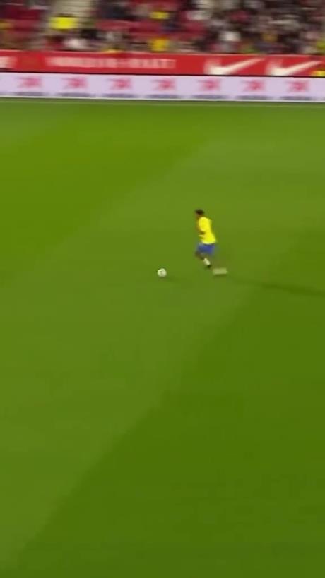 45歲還開掛！小羅再現(xiàn)牛尾巴過(guò)人，微笑單挑門將輕松打進(jìn)